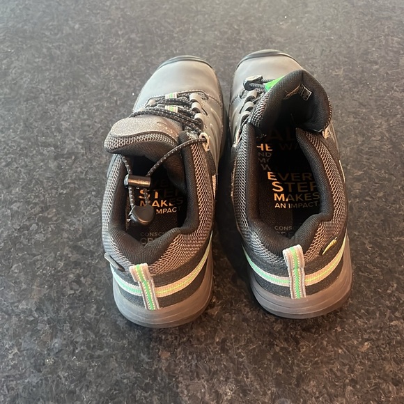 Keen Gray Sneakers with Sturdy Design and Traction - Picture 4 of 8